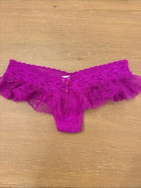 Never worn Hanky Panky Lace Ruffle Bikini Panty - Magenta